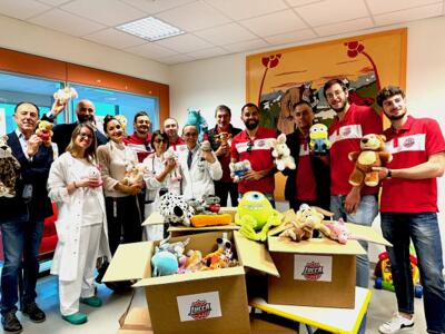 Basketball Club Lucca, una donazione che regala un sorriso (e anche più di uno) al reparto di pediatria del San Luca