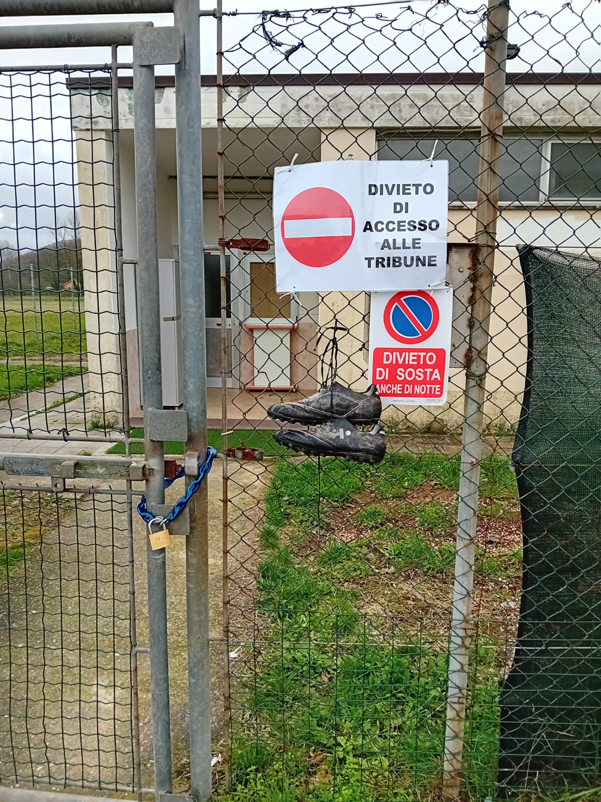 Campo Sportivo Di S. Maria Degli Angeli Da mesi il campo sportivo di S. Maria a Colle è chiuso e abbandonato in