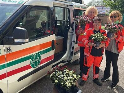 Sofidel dona azalee Airc alle 50 neo-mamme di Porcari