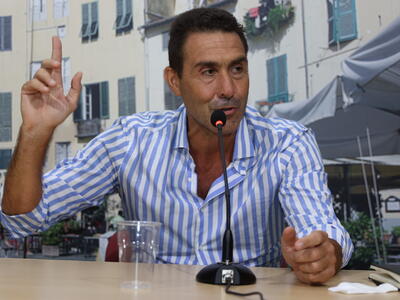 Roberto Vannacci ironizza sulle minacce: &quot;Io il primo della lista? Sì, ma dei libri più venduti in Italia&quot;