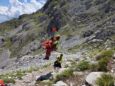 Escursionista cade e si fa male sulla Pania, salvata dal Soccorso Alpino
