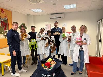 La società di basket FABO Herons Montecatini regala peluche ai bambini della Pediatria di Lucca  