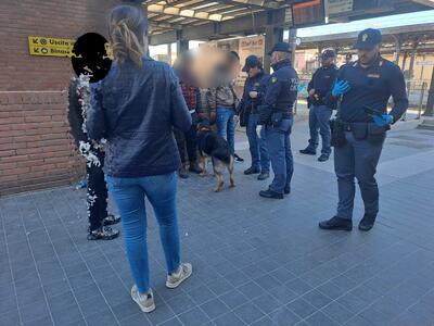 Controllo antispaccio alla stazione ferroviaria:  i cani della polizia scovano droga addosso a tre &#039;risorse&#039; maghrebine