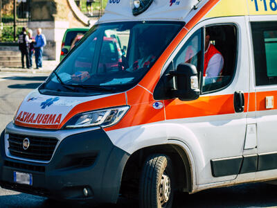 Cade una lastra di ferro, grave operaio ferito alla testa alla Kme