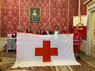Croce Rossa: per la Giornata mondiale la città si tinge di rosso