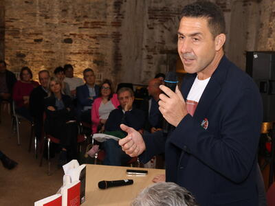 Roberto Vannacci a Lucca annuncia: &quot;Se vuoi la pace prepara la guerra, servono più investimenti per la difesa e la sicurezza&quot;. Il video alla Casa del Boia