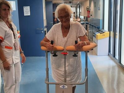 Si frattura il femore a 101 anni, la operano e dopo 6 giorni è di nuovo in piedi: go Velia go