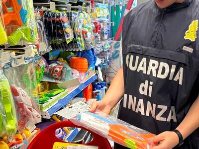 La Finanza sequestra 22 mila articoli per bambini non conformi agli standard di sicurezza