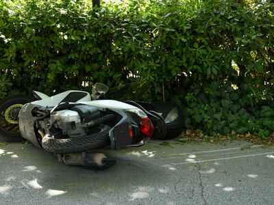 Finisce con lo scooter contro un albero, muore cinquantenne a Lido di Camaiore