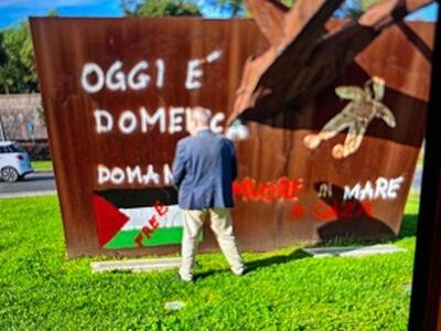 Sorpreso a fare pipì sul monumento imbrattato dai pro-Pal fuori porta S. Anna