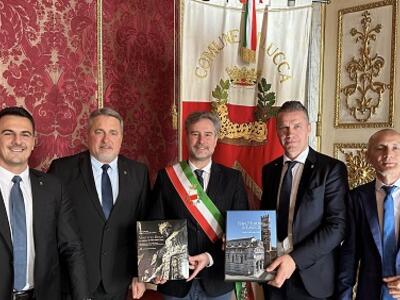 Il coordinamento nazionale cittadini romeni in Italia in visita istituzionale dal sindaco di Lucca