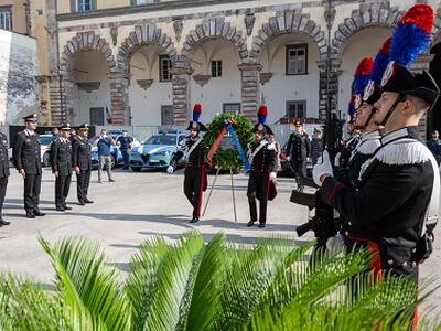 Una corona in memoria del brigadiere Carlo Legrottaglie ucciso da un rapinatore