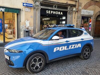 La polizia ha arrestato due cittadini georgiani di 37 e 40 anni per furto di profumi da un negozio di via Fillungo