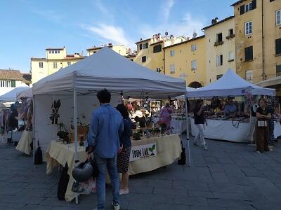 Mercato artigianale in piazza Anfiteatro