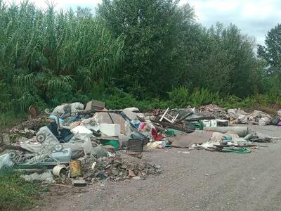 Rifiuti abbandonati dai soliti incivili nel parco fluviale: l&#039;assessore Consani s&#039;incazza (e ha ragione)