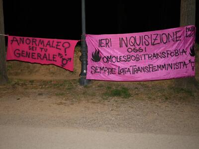 Nel cuore della notte la timida protesta contro il generale Vannacci da parte di &#039;lotta transfemminista&#039;