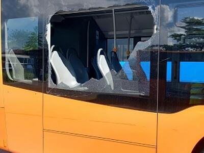 Denunciato il vandalo che ha spaccato il vetro sul bus: Autolinee Toscane chiederà il risarcimento dei danni causati