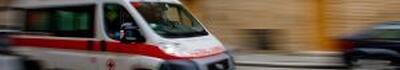 Scontro tra uno scooter e un'auto su via Carducci: grave una donna