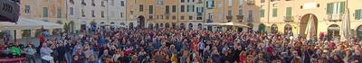 Lucca in Maschera: folla in piazza Anfiteatro per lo spettacolo dei PanPers