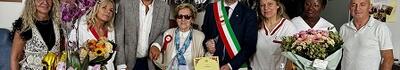 Il sindaco festeggia i 100 anni di Alba Madrigali con gli assessori Bartolomei e Bruni