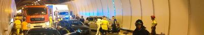 Quattro auto coinvolte in un incidente in galleria sulla A11 a Serravalle