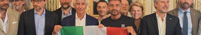 Il ministro Abodi incontra a Palazzo Orsetti l'alpinista Bergamini e gli consegna un tricolore per la prossima scalata