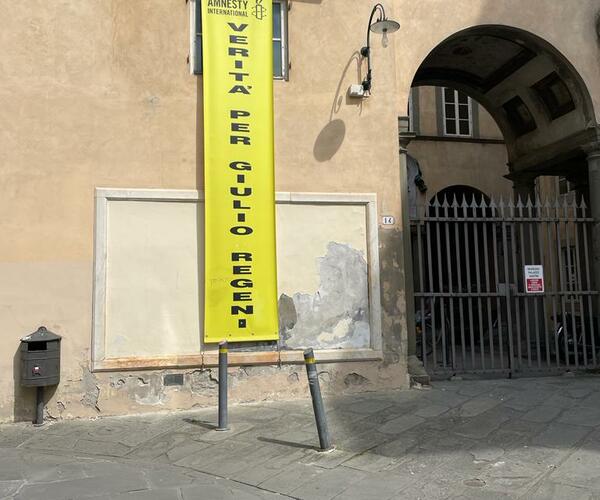 Ma cosa lo tenete a fare l'addobbo su Giulio Regeni a Palazzo Santini? Rimuovetelo che è meglio