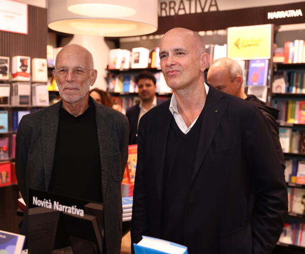 Folla all'inaugurazione della libreria Feltrinelli in via Beccheria