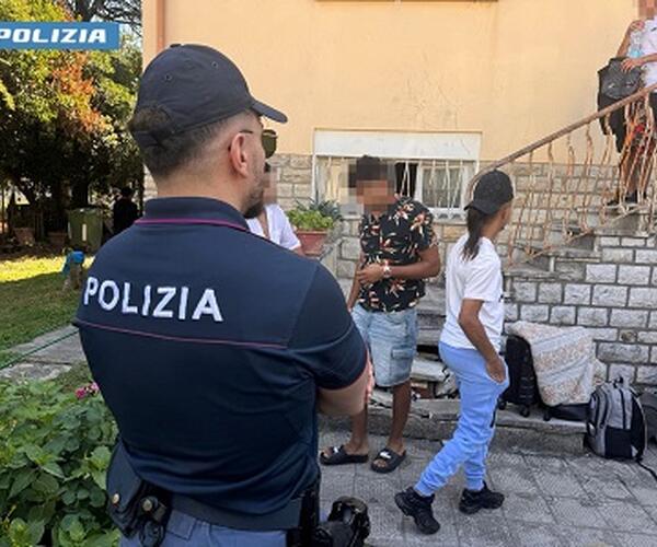 Sgomberati ieri mattina da una casa abusiva, in quattro tornano e si accampano nuovamente. Denunciati, ma a che serve in questo Paese allo sfascio?