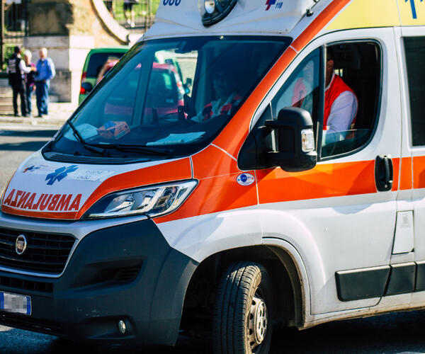 Grave incidente stradale sulla Lodovica a Borgo a Mozzano: un giovane in ospedale con Pegaso
