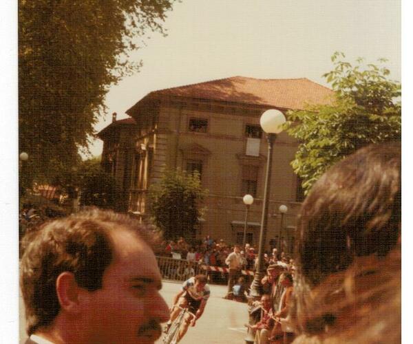 Da Santo Domingo in redazione le foto di una vecchia tappa del Giro a Lucca: qualcuno si ricorda l&#039;anno e si riconosce nelle immagini?