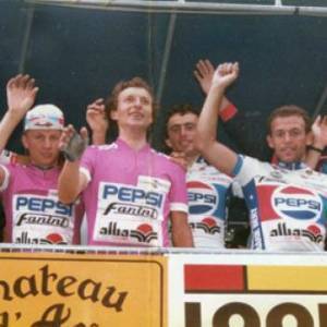 thumbnail_6. tommasini sul podio del Giro del Trentino insieme ai suoi compagni del team Pepsi Fanini, dominatore indiscusso della corsa, patron Ivano Fanini ed il DS Gini