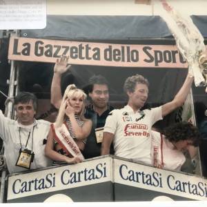 Tommasini festeggiato sul podio del Giro d'Italia durante la premiazione della maglia bianco di miglior giovane insieme a patron Ivano Fanini
