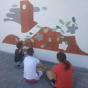 si sviluppa il murales sui muri della Fattoria Albogatti