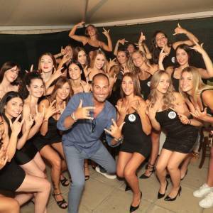 LE CONCORRENTI IN GARA CON RAFFAELLO ZANIERI IL PRESENTATORE DELLA SERATA