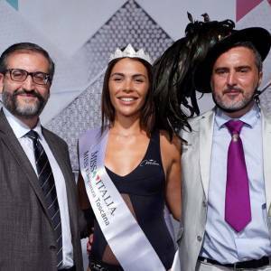DA SX ANDREA FROSINI SINDACO DI MONTERIGGIONI ,LINDA DUVILLE MISS ELEGANZA TOSCANA E GIANNI MEIATTINI PRES. ASS. BERSAGLIERI SIENA