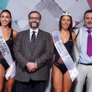 LE VINCITRICI DELLE FASCE DELLA SERARA CON DA SX ANDREA FROSINI SINDACO DI MONTERIGGIONI E GIANNI MEIATTINI PRESIDENTE DELLìASSOCIAZIONE BERSAGLIERI DI SIENA