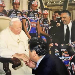 Eddy Merckx bacia la mano al Papa
