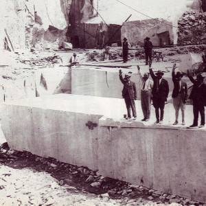 635px-La_colonna_Mussolini_appena_estratta_da_cava_Carbonera_1929