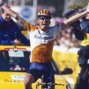 42. Ancora un ritratto di un vittorioso Sorensen in maglia Rabobank al Fiandre 1997