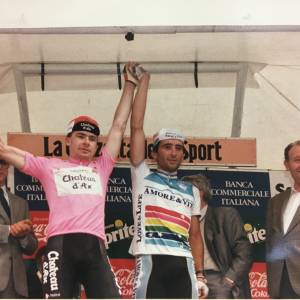 12. Convalle con la maglia rosa Bugno sul podio del Giro 1990