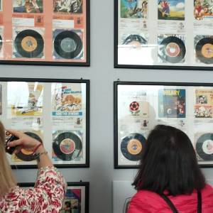 la mostra sui 45 giri dei cartoni anni '80