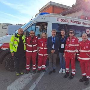 volontari con sindaco Pardini e Damiano Carrara