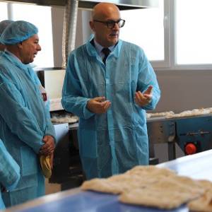 Gabriele Filippini illustra le varie fasi di lavorazione della Pinsa