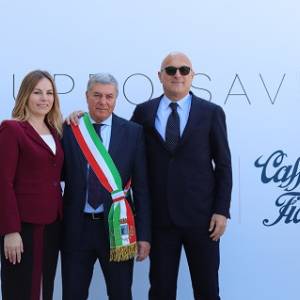 Il Direttore Commerciale del Gruppo Savini Esmeralda Binaj, il sindaco Valerio Pianigiani e Gabriele Filippini